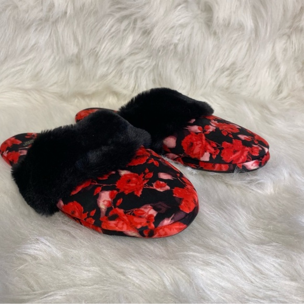 Victoria’s Secret Slippers Women’s Size L Slip On Red Black